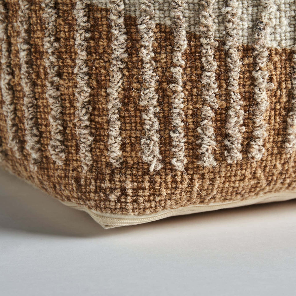 Handgefertigter Boho Pouf aus Wolle in Braun und Creme - Maison Oudh