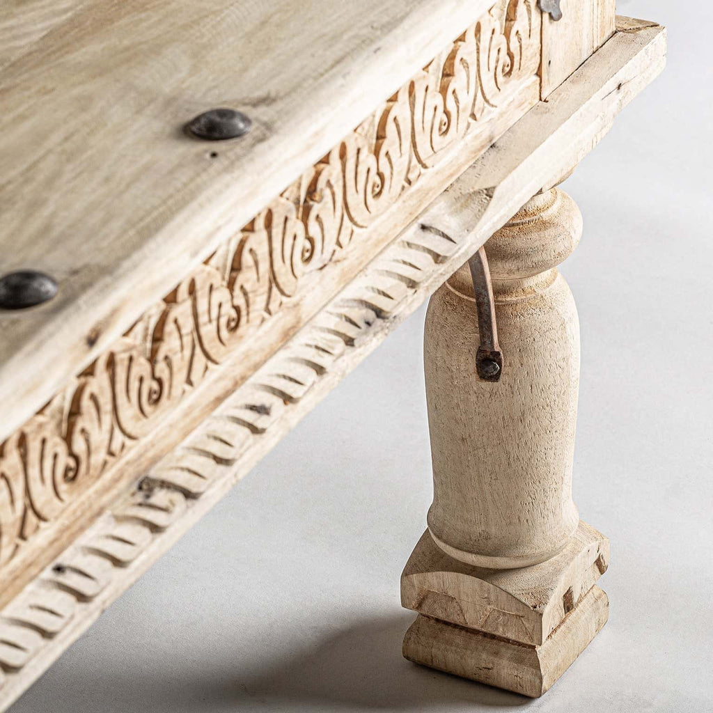 Handgefertigter Couchtisch Unikat aus Mangoholz mit Schnitzereien - Maison Oudh