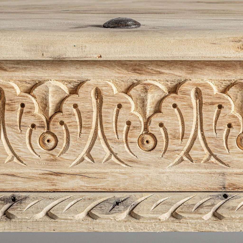 Handgefertigter Couchtisch Unikat aus Mangoholz mit Schnitzereien - Maison Oudh