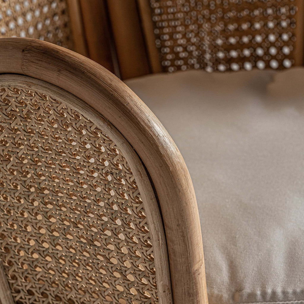 Handgefertigter dekorativer Sessel aus Rattan inkl. Sitzkissen - Maison Oudh