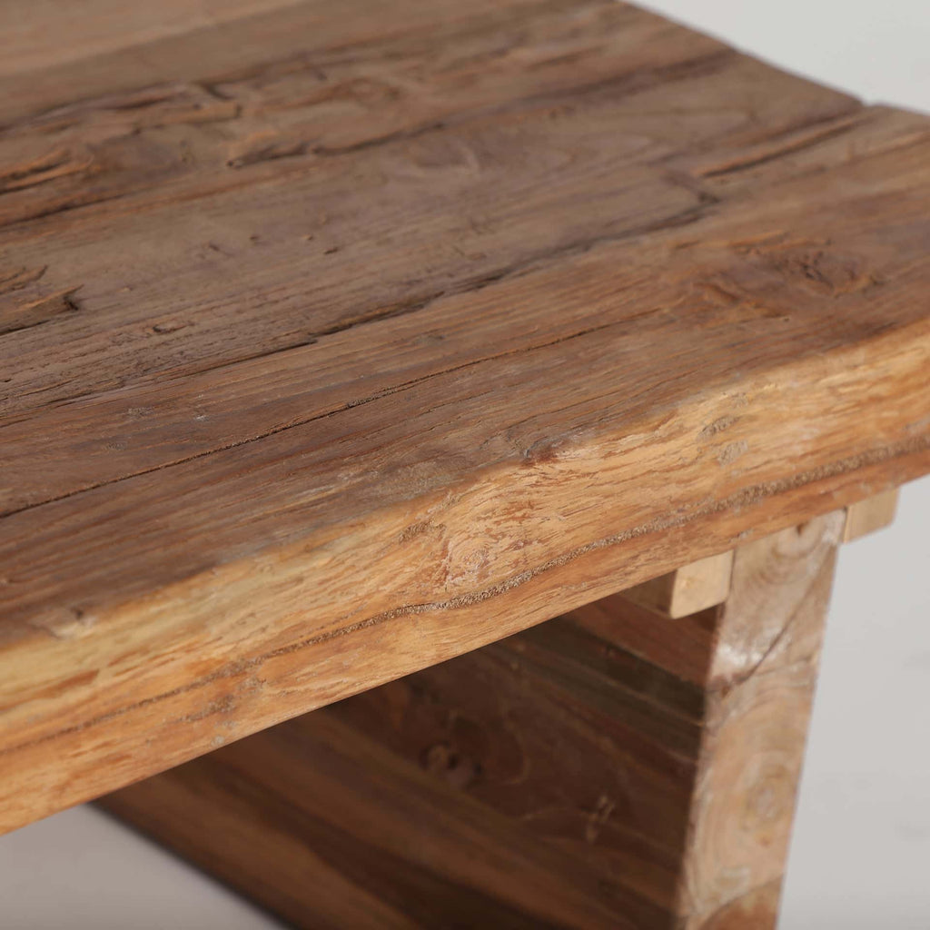 Handgefertigter Kolonialstil Couchtisch aus Recyceltem Teakholz - Maison Oudh