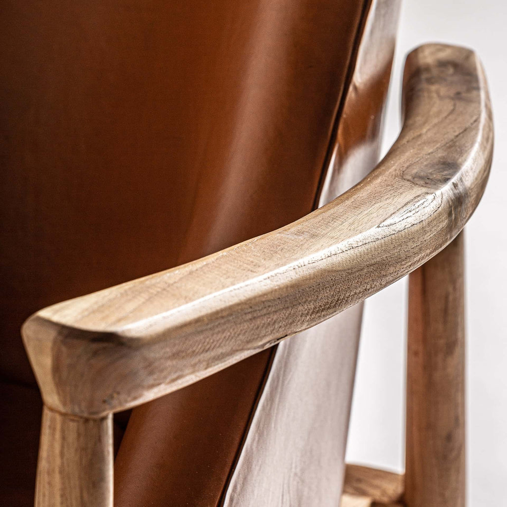Handgefertigter Vintage Sessel aus Teakholz mit braunem Lederbezug: Zeitlose Eleganz trifft auf Komfort - Maison Oudh
