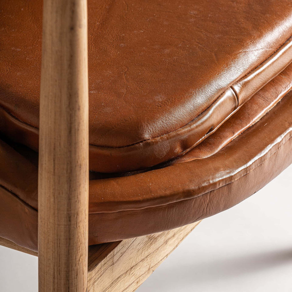 Handgefertigter Vintage Sessel aus Teakholz mit braunem Lederbezug: Zeitlose Eleganz trifft auf Komfort - Maison Oudh