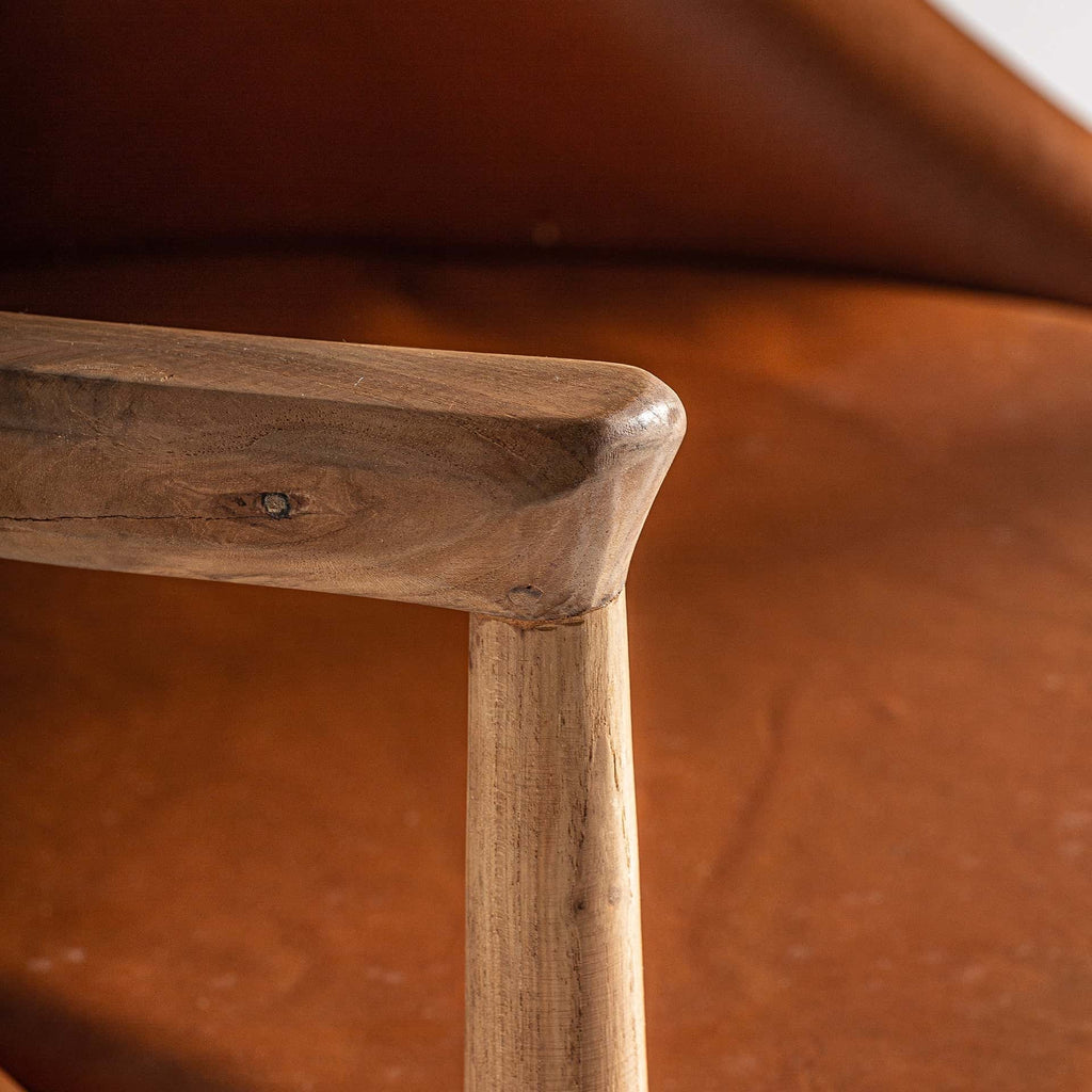 Handgefertigter Vintage Sessel aus Teakholz mit braunem Lederbezug: Zeitlose Eleganz trifft auf Komfort - Maison Oudh
