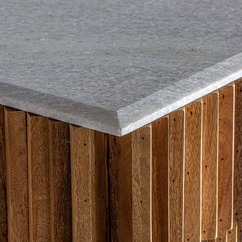 Handgefertigtes Design TV Board Plissé aus Mangoholz kombiniert mit hellem Marmor - Maison Oudh