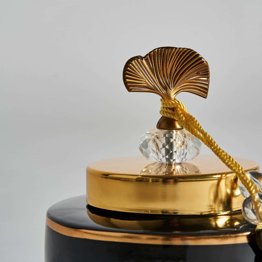 Keramikvase in Schwarz & Gold mit einem dekorativen Deckel - Maison Oudh