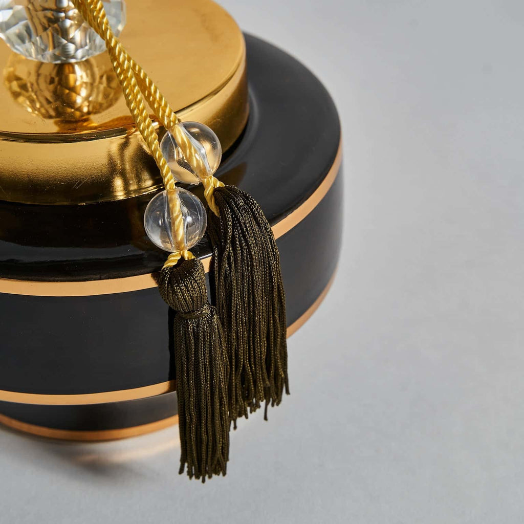 Keramikvase in Schwarz & Gold mit einem dekorativen Deckel - Maison Oudh