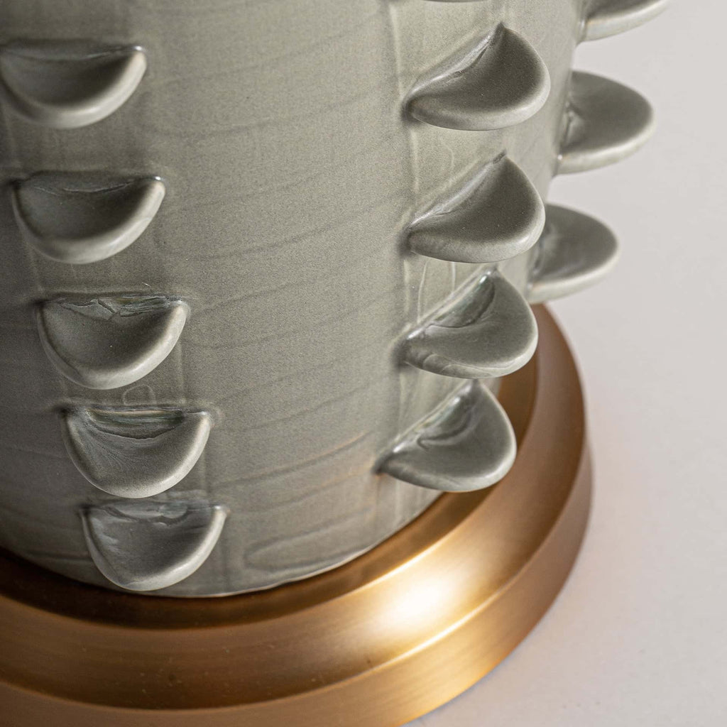 Khakifarbene Handgefertigte Keramik Tischlampe im Art Deco Stil - Maison Oudh