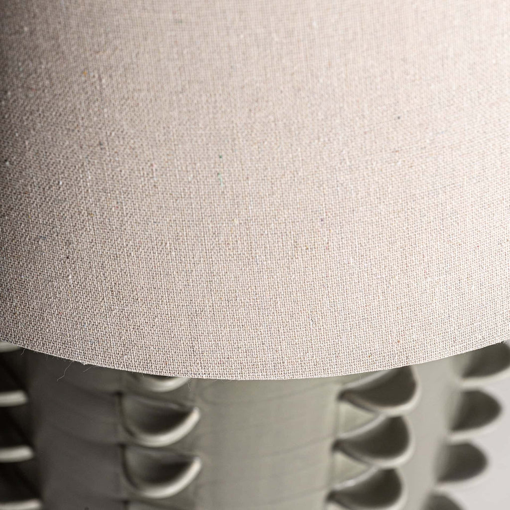Khakifarbene Handgefertigte Keramik Tischlampe im Art Deco Stil - Maison Oudh