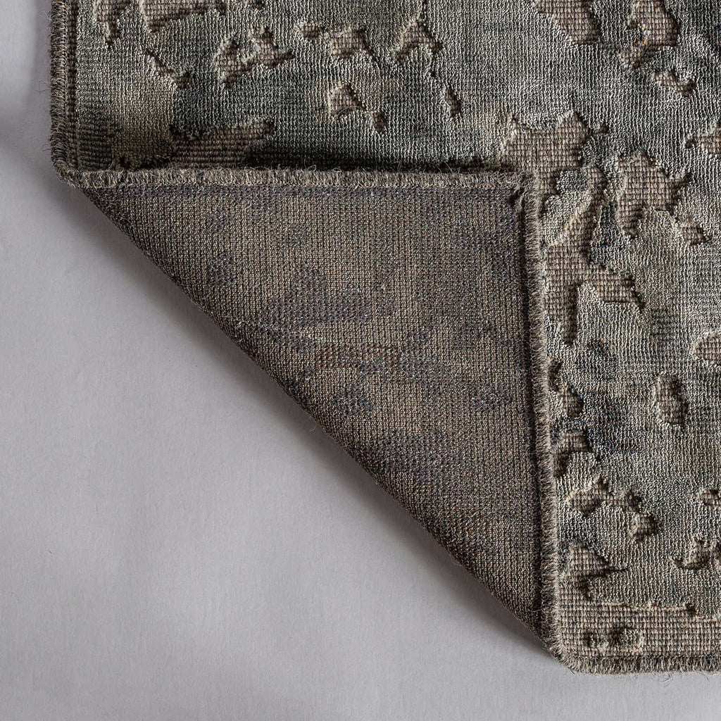 Klassischer Viskose-Teppich in Grau- und Blautönen - Maison Oudh