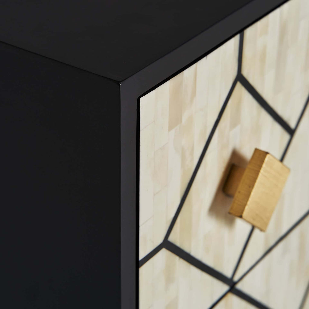 Kommode aus weissem Bone kombiniert mit goldenen Griffen - Maison Oudh