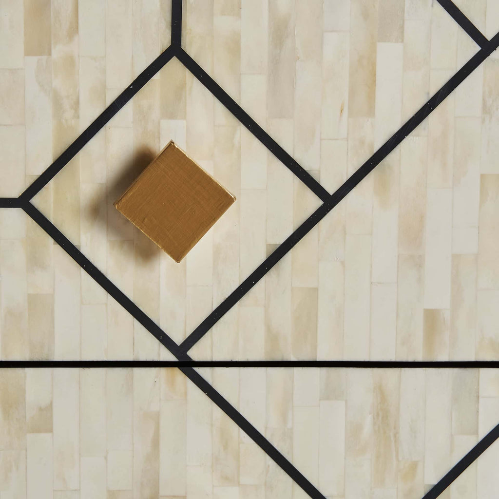 Kommode aus weissem Bone kombiniert mit goldenen Griffen - Maison Oudh