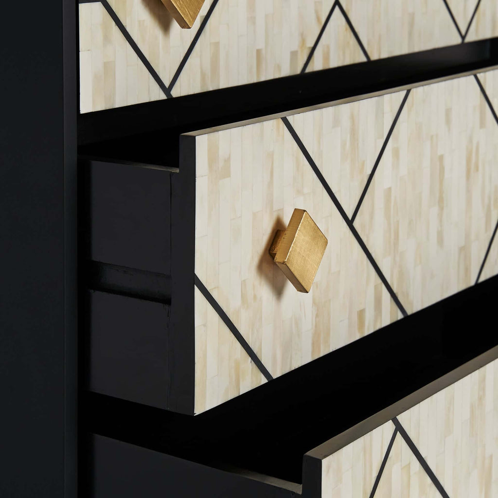 Kommode aus weissem Bone kombiniert mit goldenen Griffen - Maison Oudh