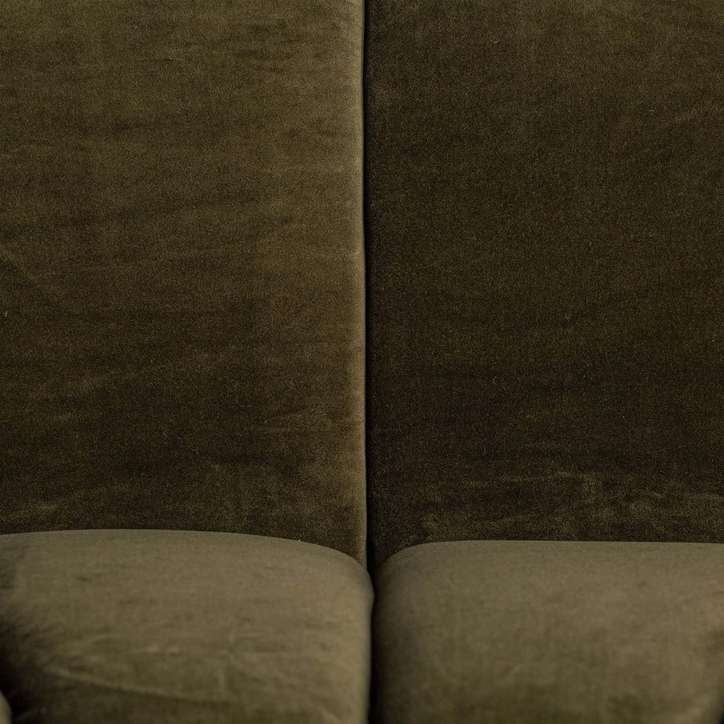 Modulsofa aus grünem Samt kombiniert mit schwarzen Füssen - Maison Oudh