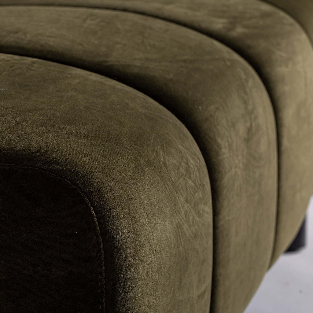 Modulsofa aus grünem Samt kombiniert mit schwarzen Füssen - Maison Oudh