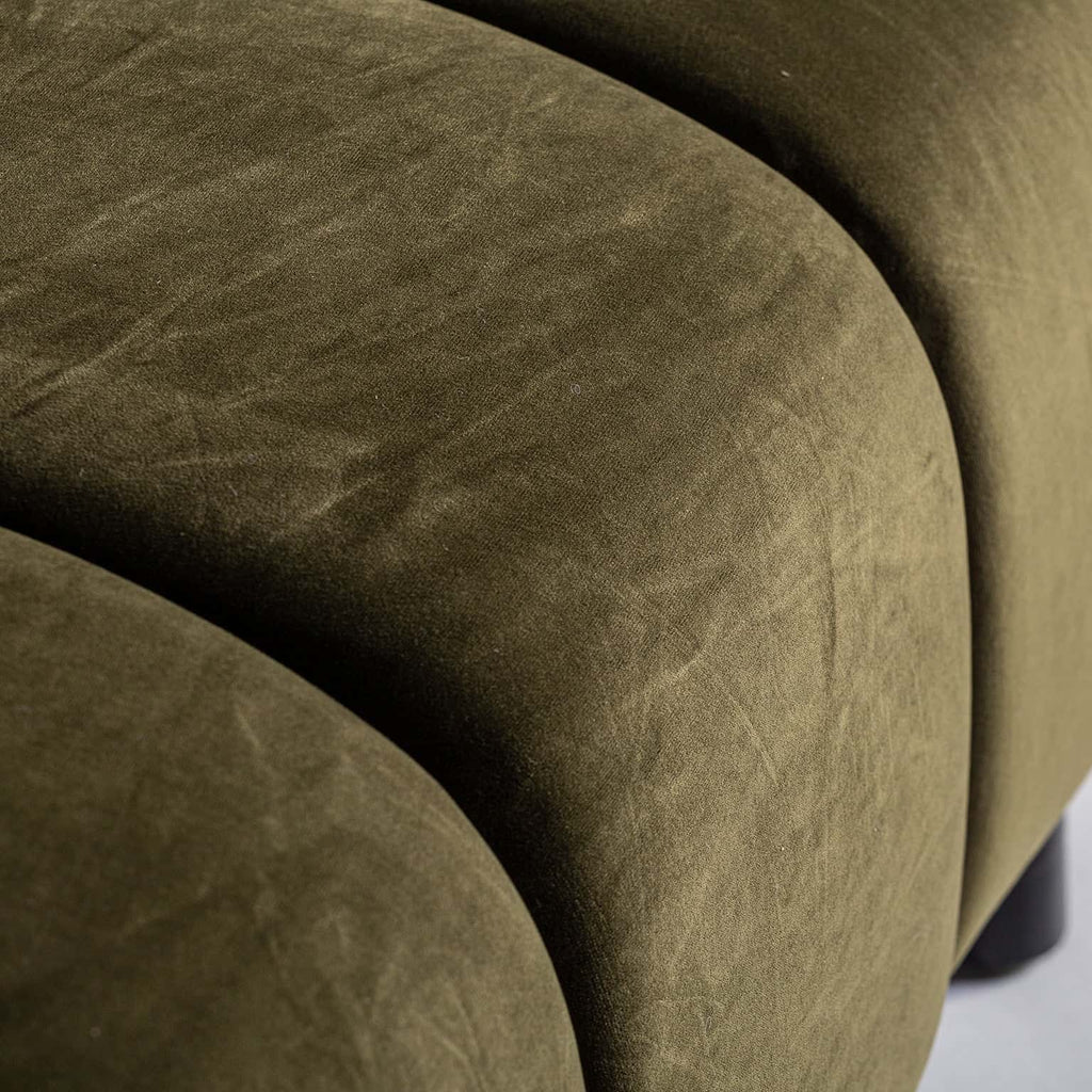 Modulsofa aus grünem Samt kombiniert mit schwarzen Füssen - Maison Oudh