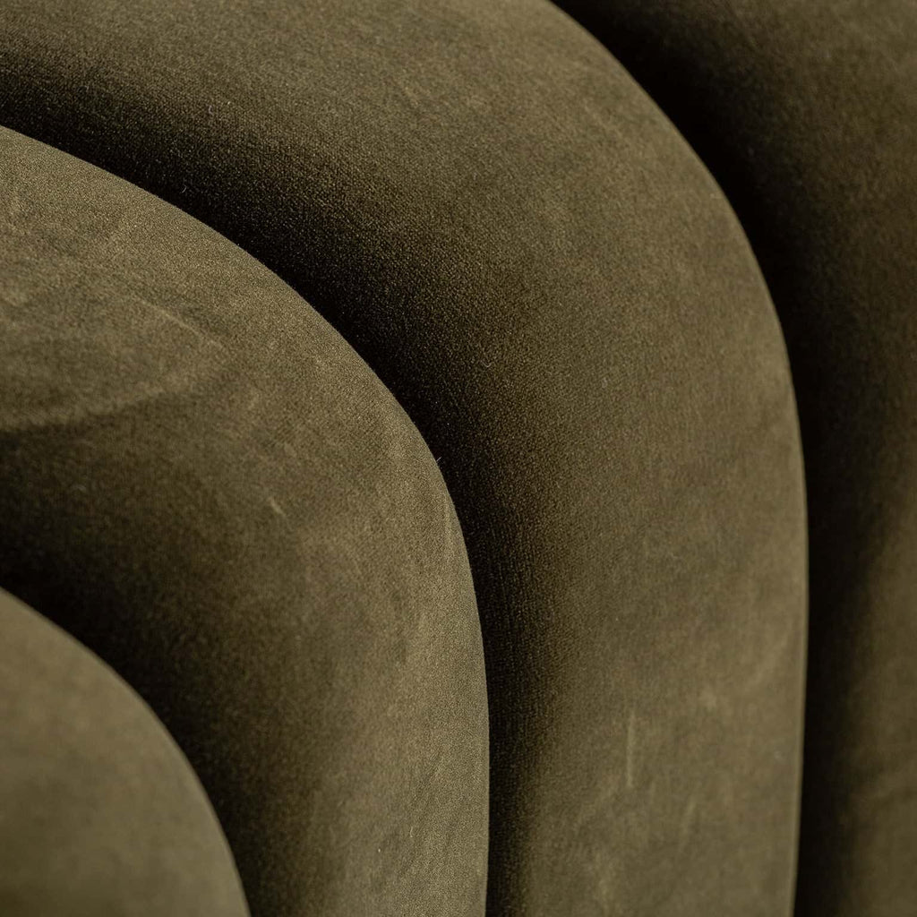 Modulsofa aus grünem Samt kombiniert mit schwarzen Füssen - Maison Oudh