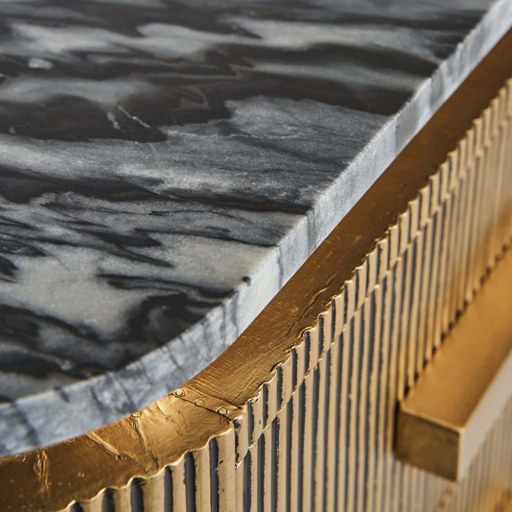 Nachttisch in Gold mit zwei Schubladen und einer Marmorplatte - Maison Oudh