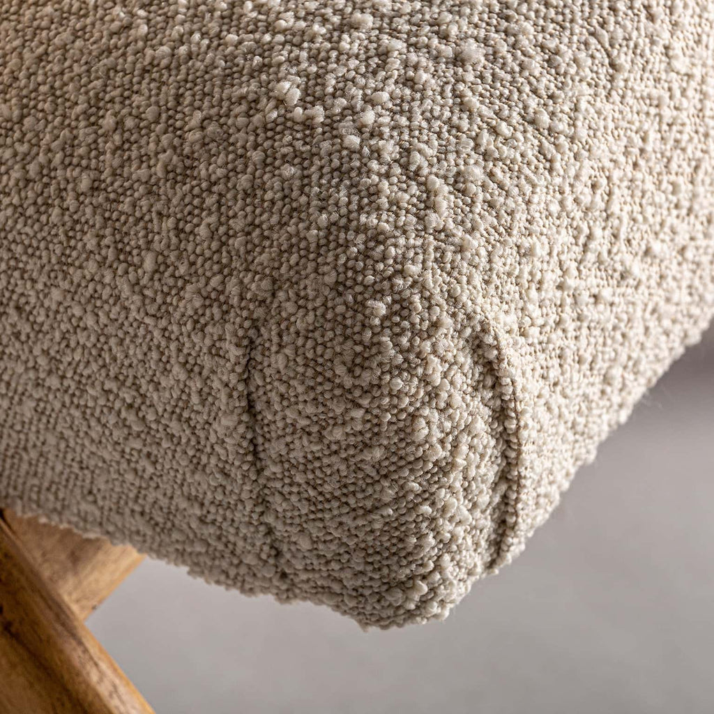 Naturfarbener Sessel aus Kiefernholz kombiniert mit Bouclé Baumwolle - Maison Oudh