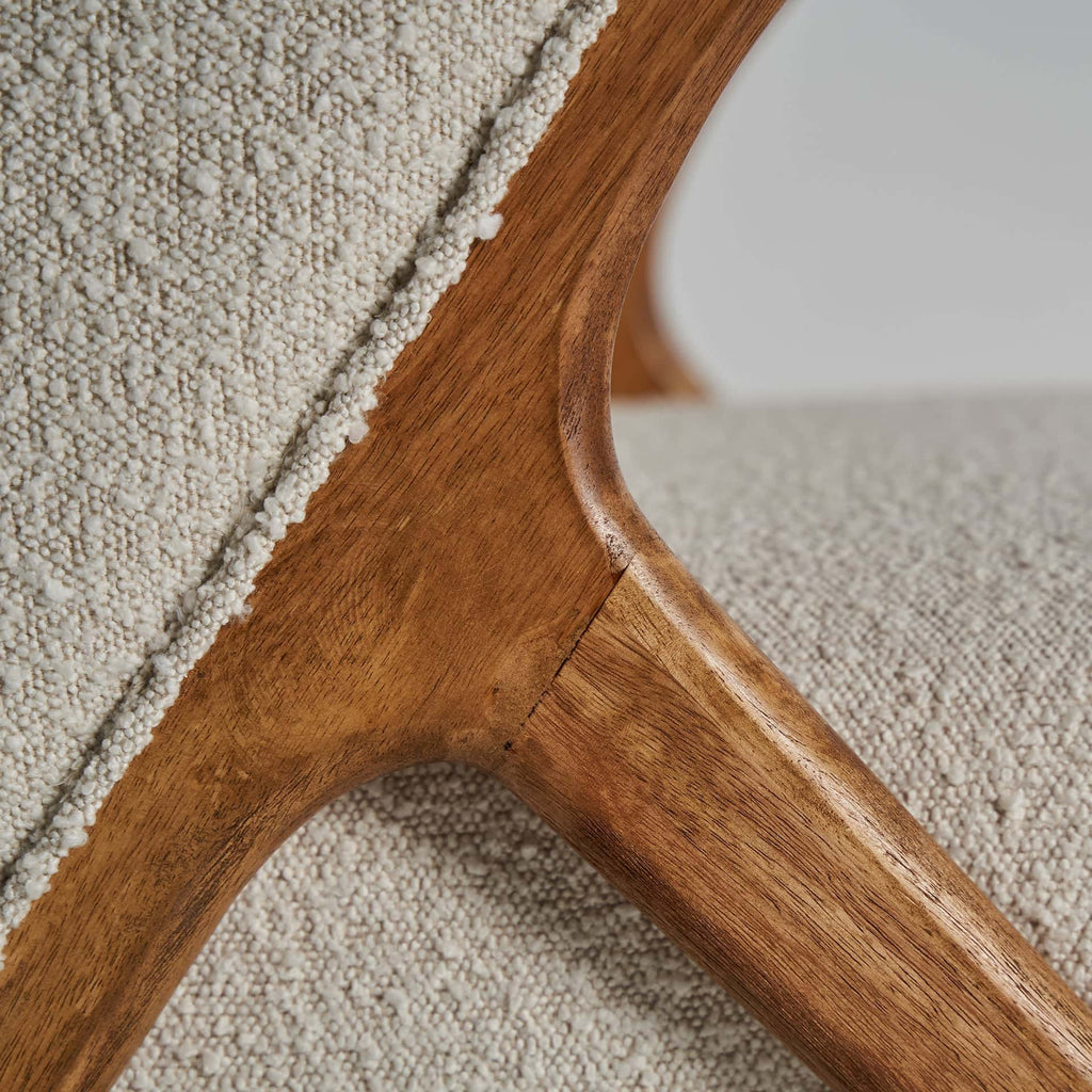 Naturfarbener Sessel aus Kiefernholz kombiniert mit Bouclé Baumwolle - Maison Oudh