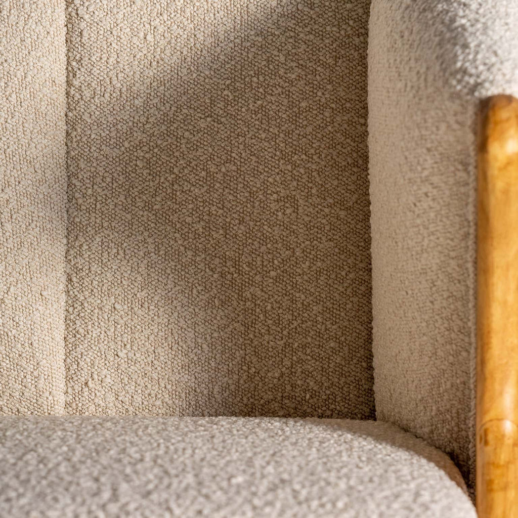 Naturfarbener Sessel aus Kiefernholz kombiniert mit Bouclé Baumwolle - Maison Oudh