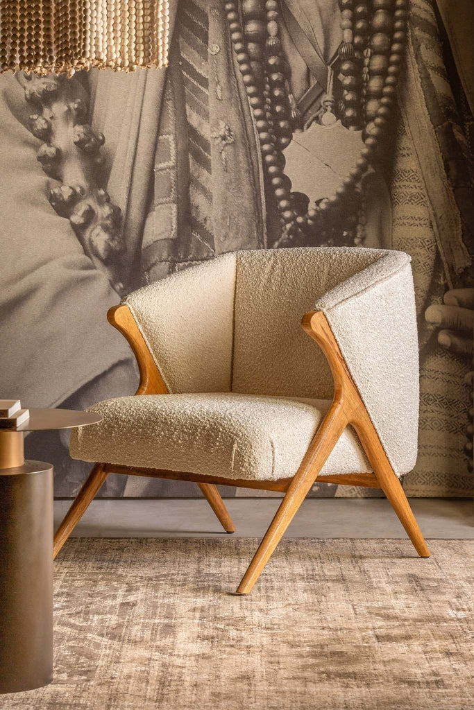 Naturfarbener Sessel aus Kiefernholz kombiniert mit Bouclé Baumwolle - Maison Oudh