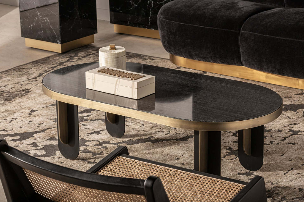 Ovaler Couchtisch ihn Gold kombiniert mit einer Tischplatte aus schwarzem Marmor - Maison Oudh