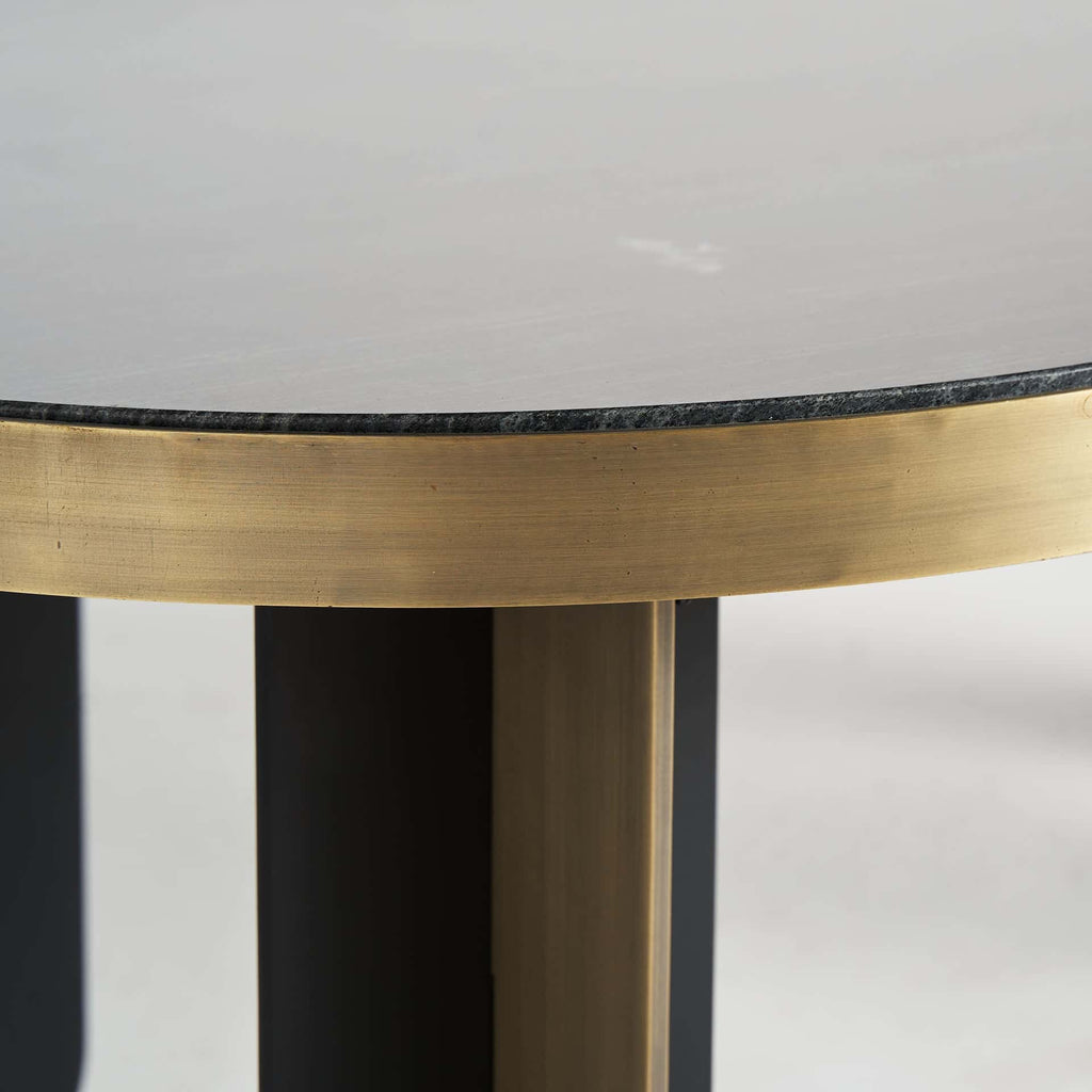 Ovaler Couchtisch ihn Gold kombiniert mit einer Tischplatte aus schwarzem Marmor - Maison Oudh