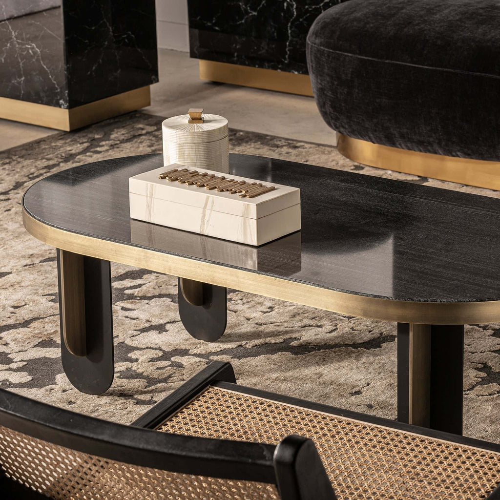 Ovaler Couchtisch ihn Gold kombiniert mit einer Tischplatte aus schwarzem Marmor - Maison Oudh