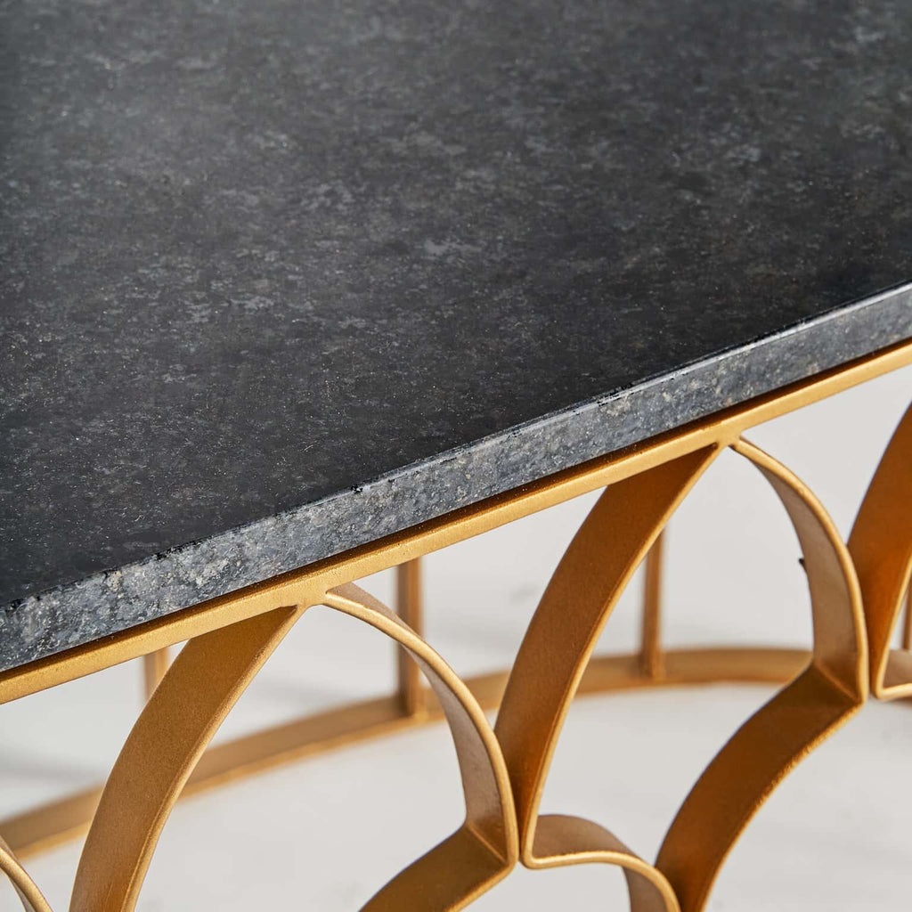 Ovaler Couchtisch in Gold kombiniert mit einer schwarzen Marmorplatte im Art Deco Stil - Maison Oudh