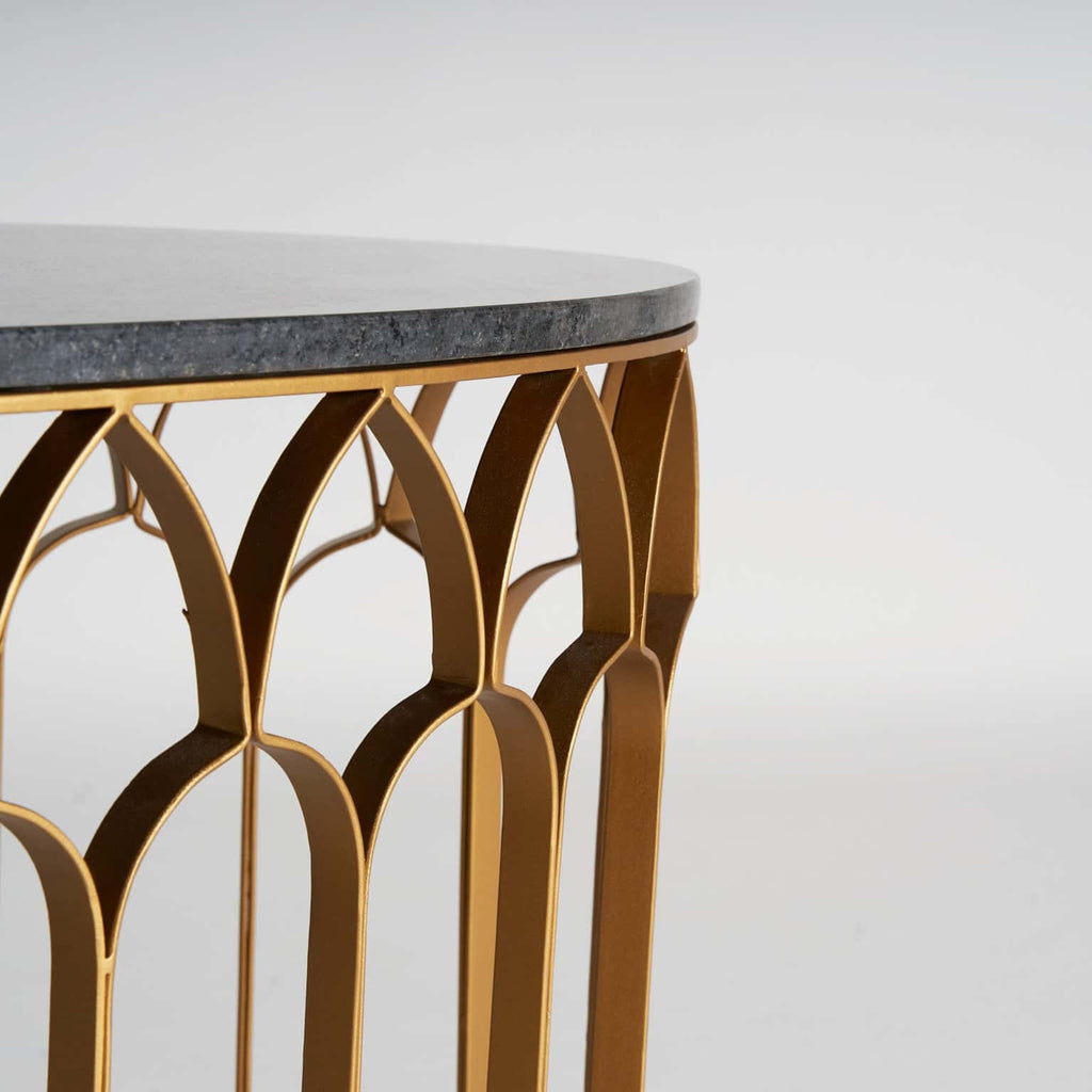 Ovaler Couchtisch in Gold kombiniert mit einer schwarzen Marmorplatte im Art Deco Stil - Maison Oudh