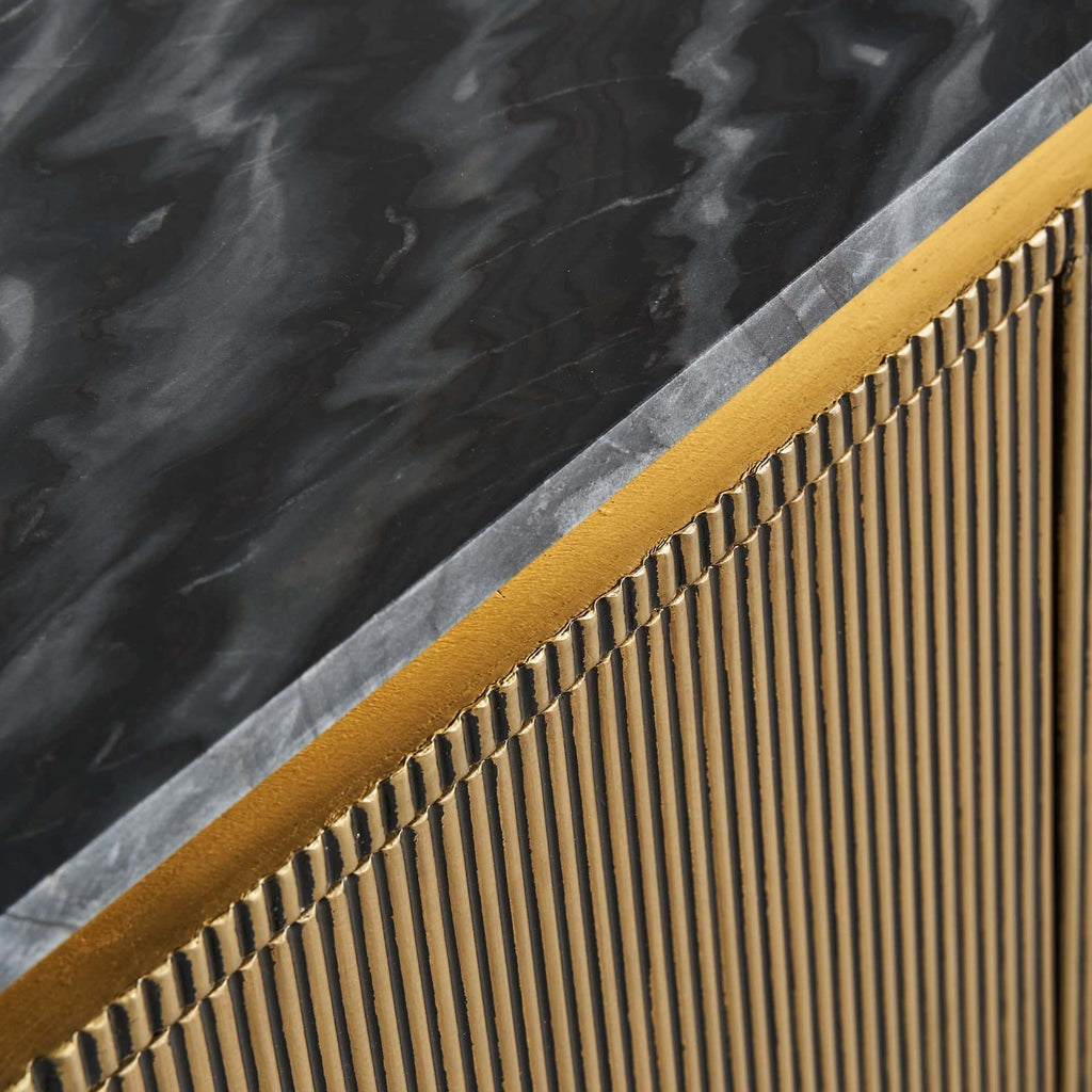 Ovales TV Board in Gold kombiniert mit einer schwarzen Marmorplatte - Maison Oudh