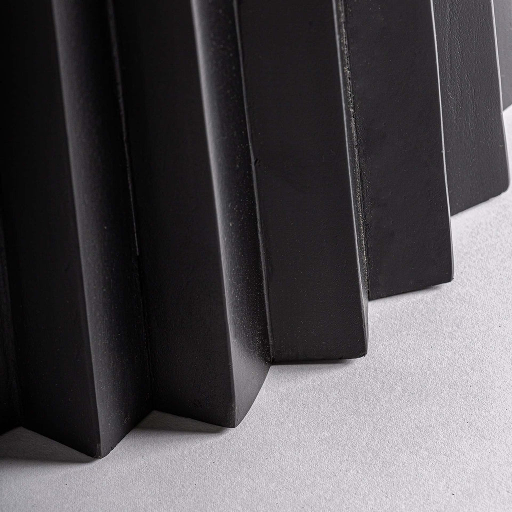 Plissierter Art Deco Bartisch - Schwarz, Marmor und Mangoholz - Maison Oudh
