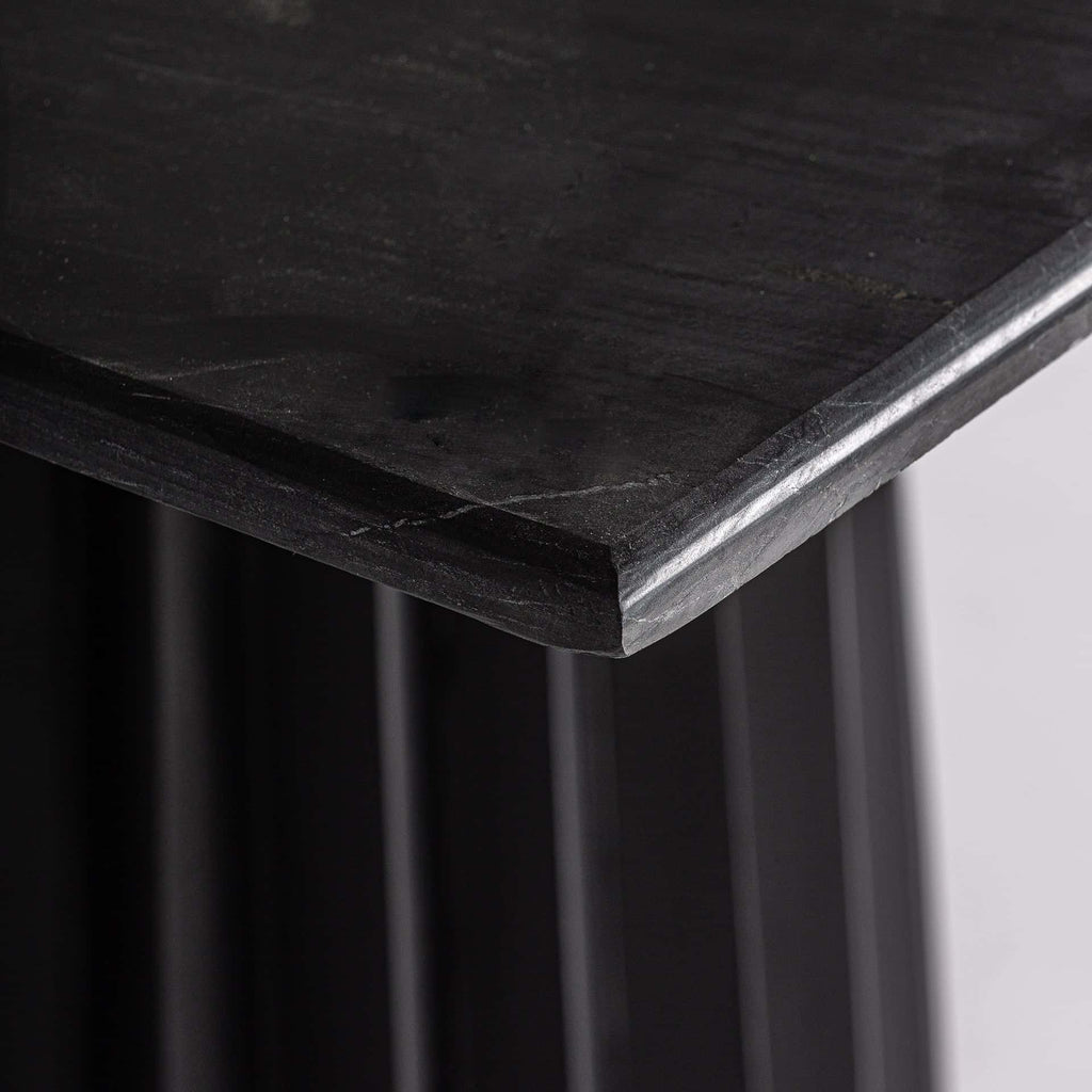 Plissierter Art Deco Bartisch - Schwarz, Marmor und Mangoholz - Maison Oudh