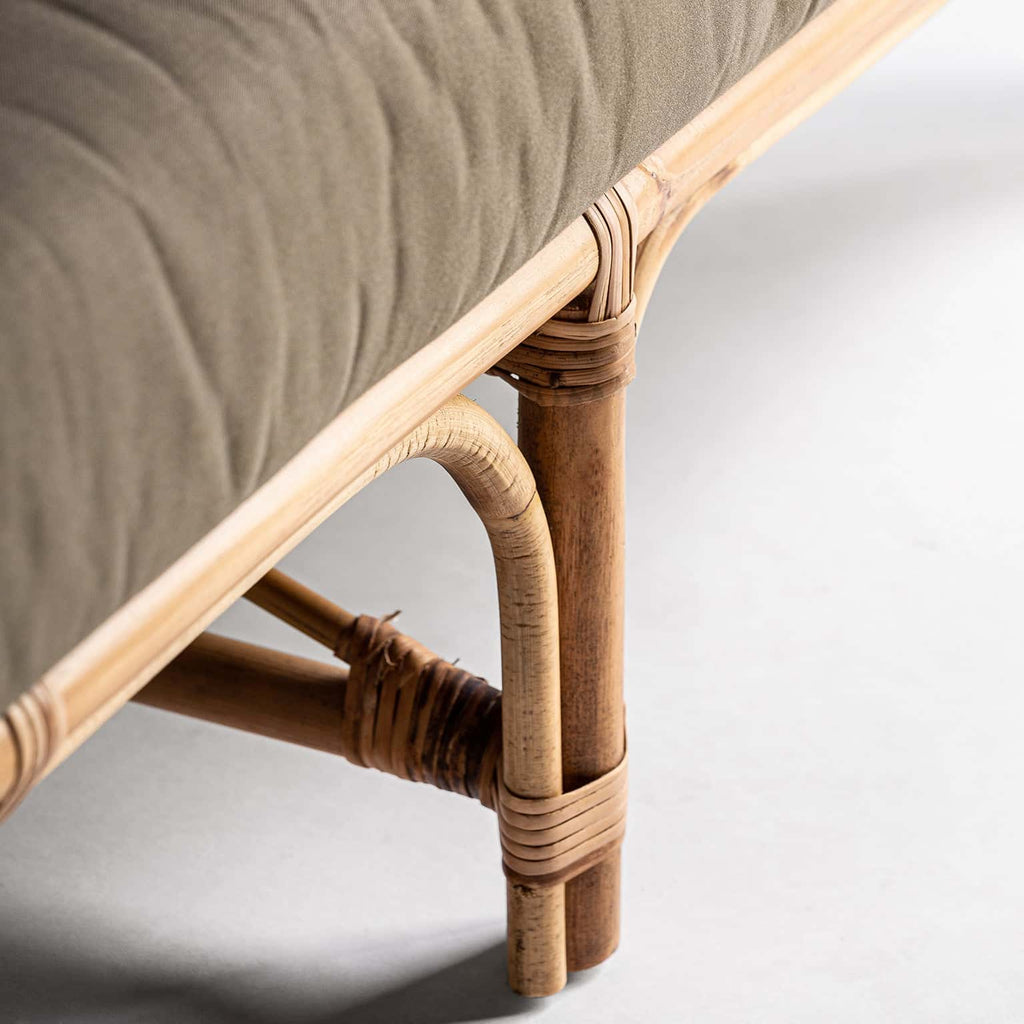 Rattan-Sofa in Camel im Contemporary Design mit Wiener Geflecht - Maison Oudh