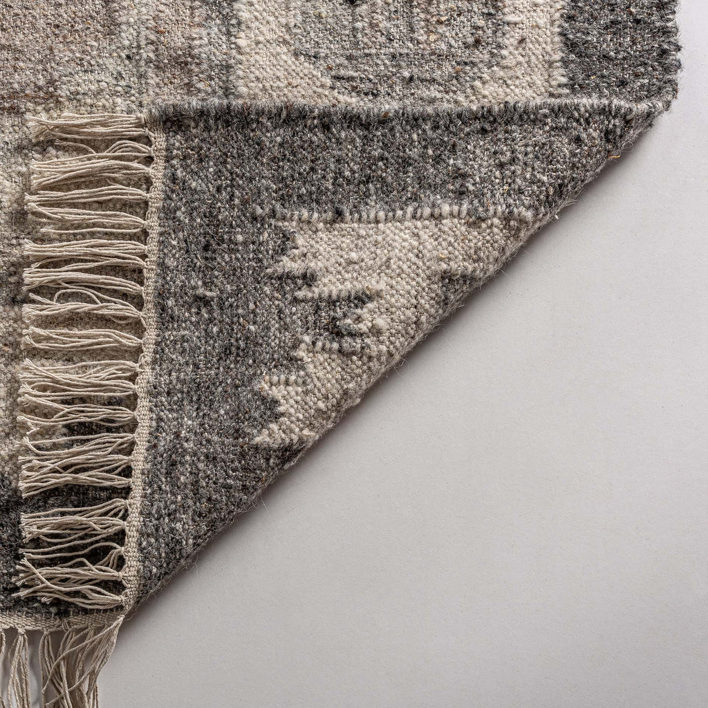 Rechteckiger Ethnic Teppich in Grau und Creme aus Wolle & Naturfasern - Maison Oudh