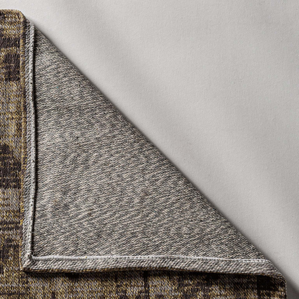 Rechteckiger Teppich in Ocker: Klassisches Design trifft moderne Materialien - Maison Oudh
