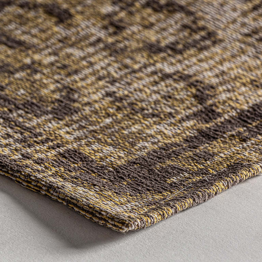Rechteckiger Teppich in Ocker: Klassisches Design trifft moderne Materialien - Maison Oudh