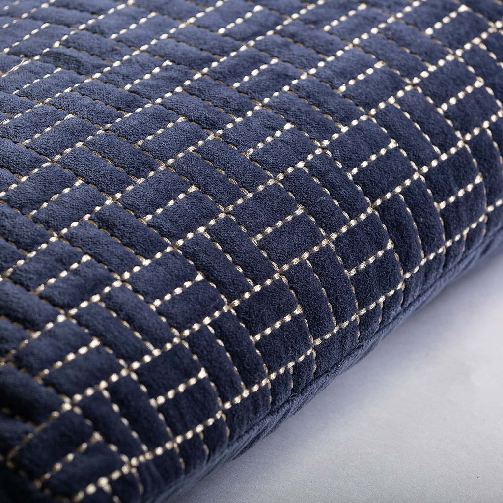 Rechteckiges blaues Samtkissen mit Stickereien - Maison Oudh