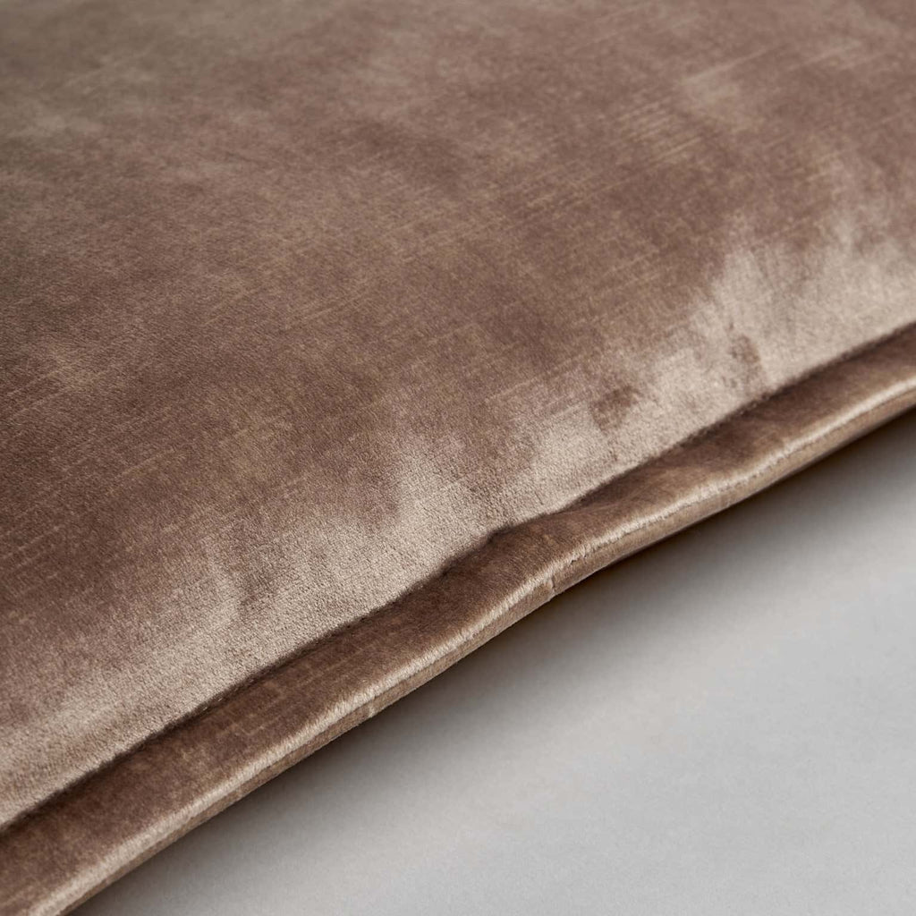 Rechteckiges Samtkissen in Beige - Maison Oudh