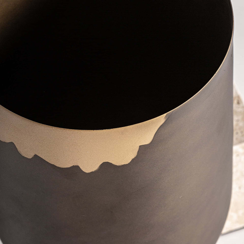 Runde Art Deco Vase aus Messing mit Marmorfuss - Maison Oudh