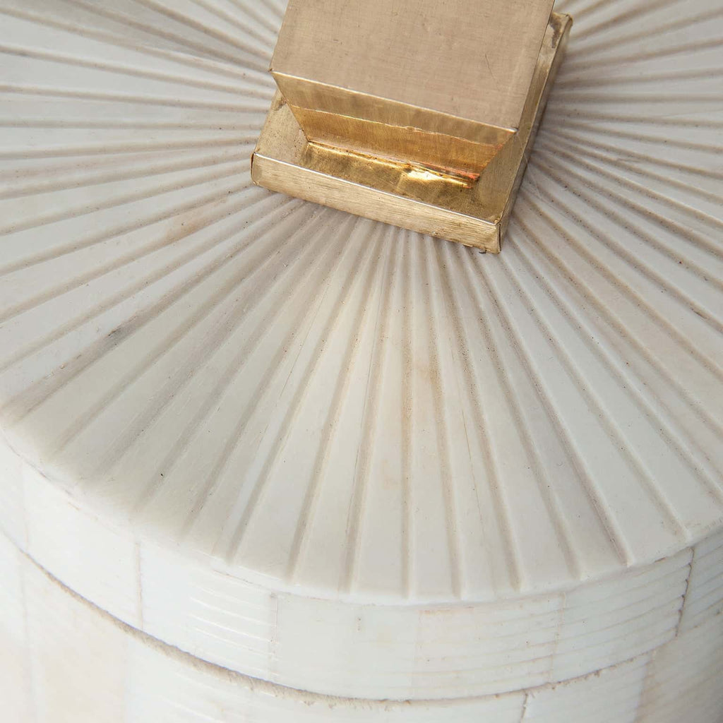 Stilvoll Aufbewahren: Runde Bone-Box im Art-Deco-Design mit goldenem Griff
