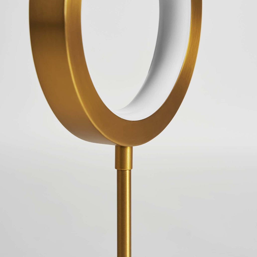 Runde LED Tischlampe in Gold hergestellt aus Messing - Maison Oudh