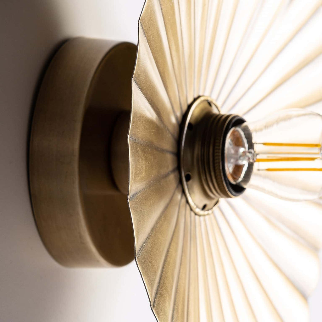 Runde Wandleuchte plissiert in Gold - Maison Oudh