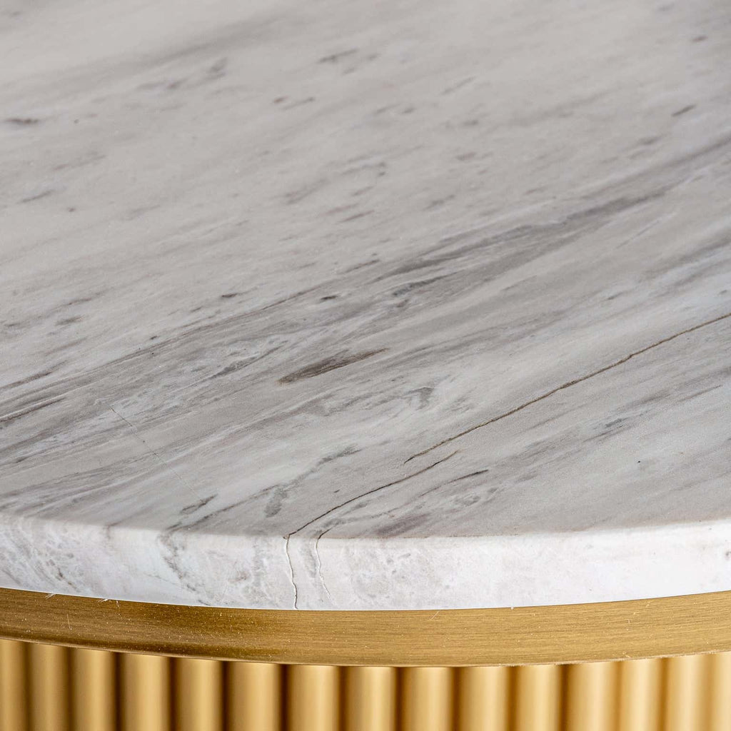 Runder Art Deco Bartisch: Marmor und Stahl in Weiß/Gold - Maison Oudh