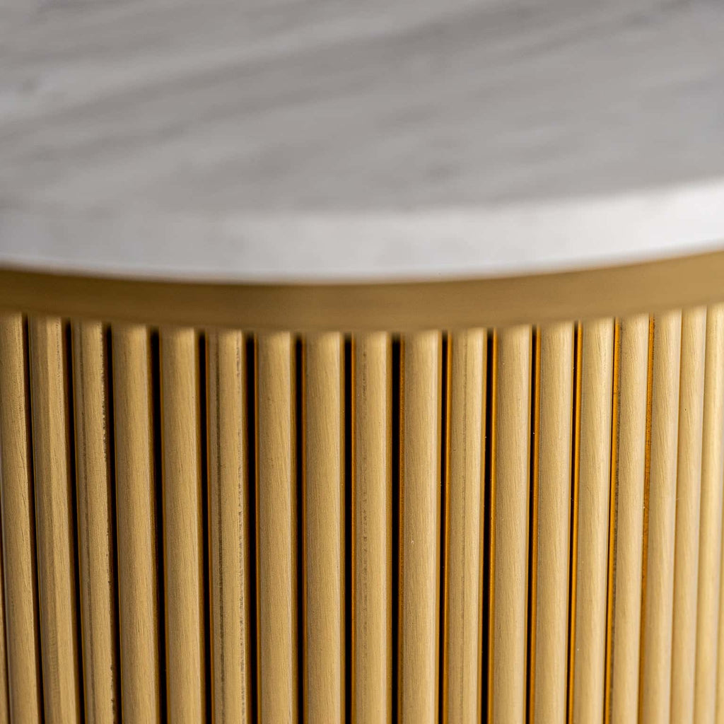 Runder Art Deco Bartisch: Marmor und Stahl in Weiß/Gold - Maison Oudh