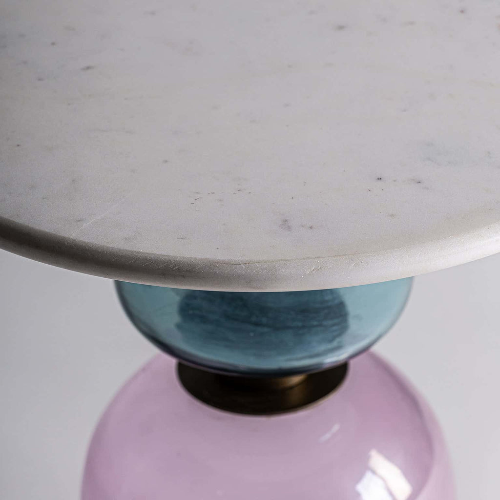 Runder Beistelltisch aus buntem Glas kombiniert mit einer Marmorplatte - Maison Oudh