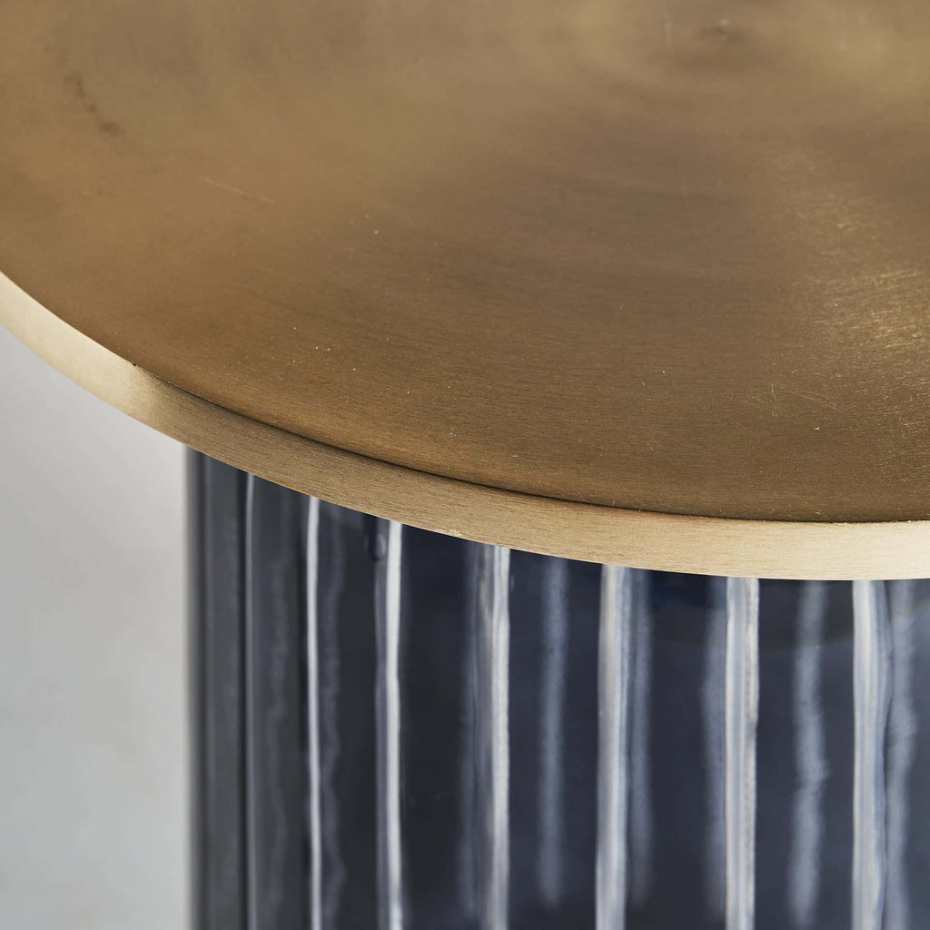 Runder Beistelltisch aus schwarzem Kristallglas kombiniert mit einer goldenen Tischplatte - Maison Oudh