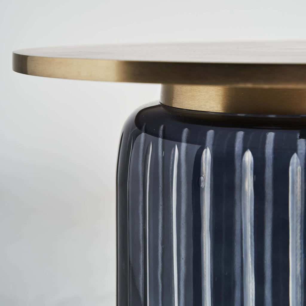 Runder Beistelltisch aus schwarzem Kristallglas kombiniert mit einer goldenen Tischplatte - Maison Oudh