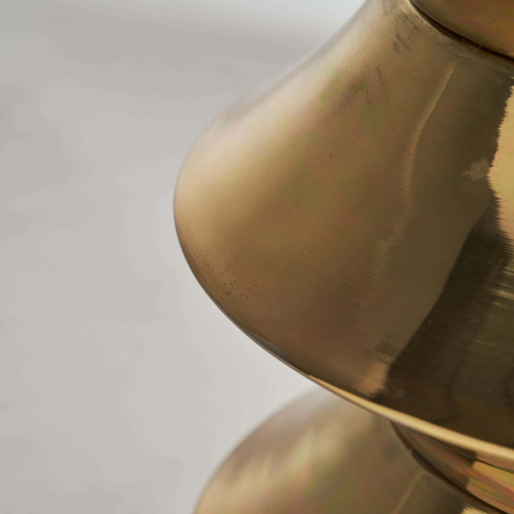 Runder Beistelltisch in Gold hergestellt aus Eisen und Messing - Maison Oudh
